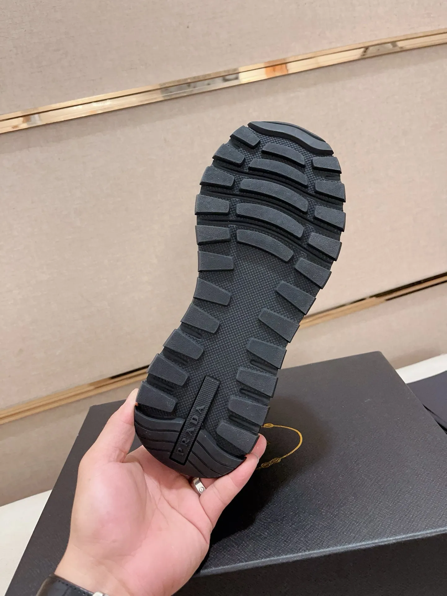 Factory price 600💰 ✔️✔️✔️Higher version High-quality new PRADA (Prada) counters are on the market at the same time. The new men's shoes and 😘fabrics are made of selected first-layer cowhide with superb craftsmanship. Lining: Full cowhide lining. 👍🏿 High-end ☄️ air-cushion molded anti-slip rubber outsole, exquisite lines, simple and elegant, comfortable and high-end for leisure travel. Code number: 38 to 44. 45.46 customized